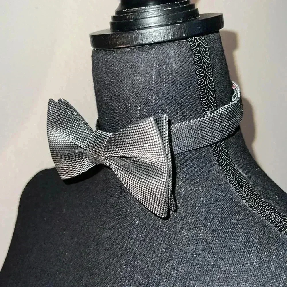 AMERICAN TRADITIONS Unisex Silver Metallic Black Neat, Butterfly Bow Tie